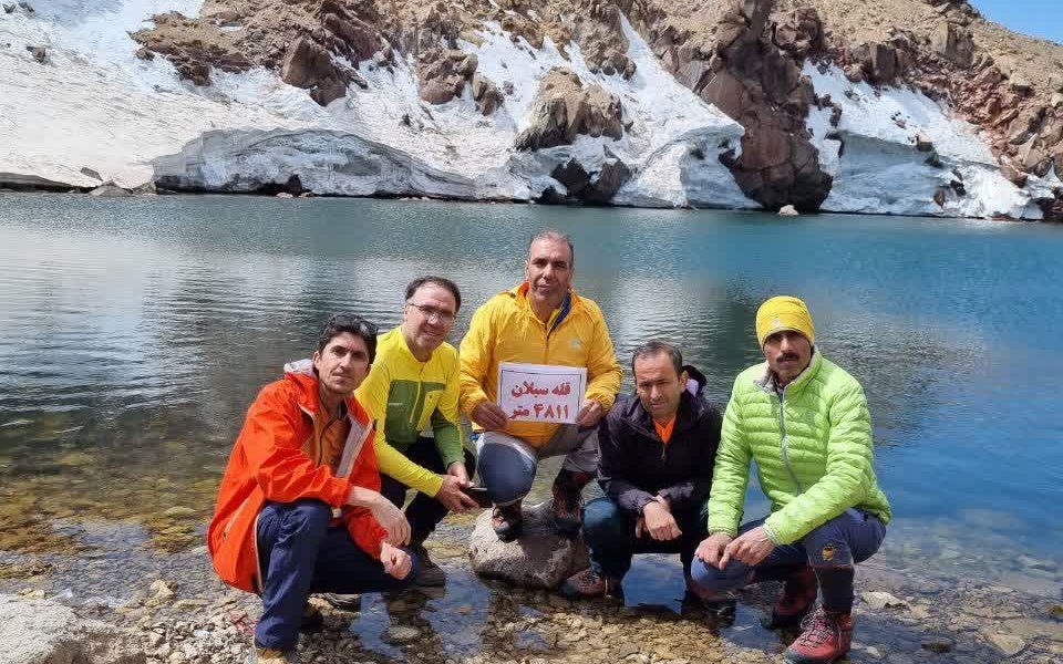 صعود موفق کوهنوردان جوینی به پنج قله بلند کشور