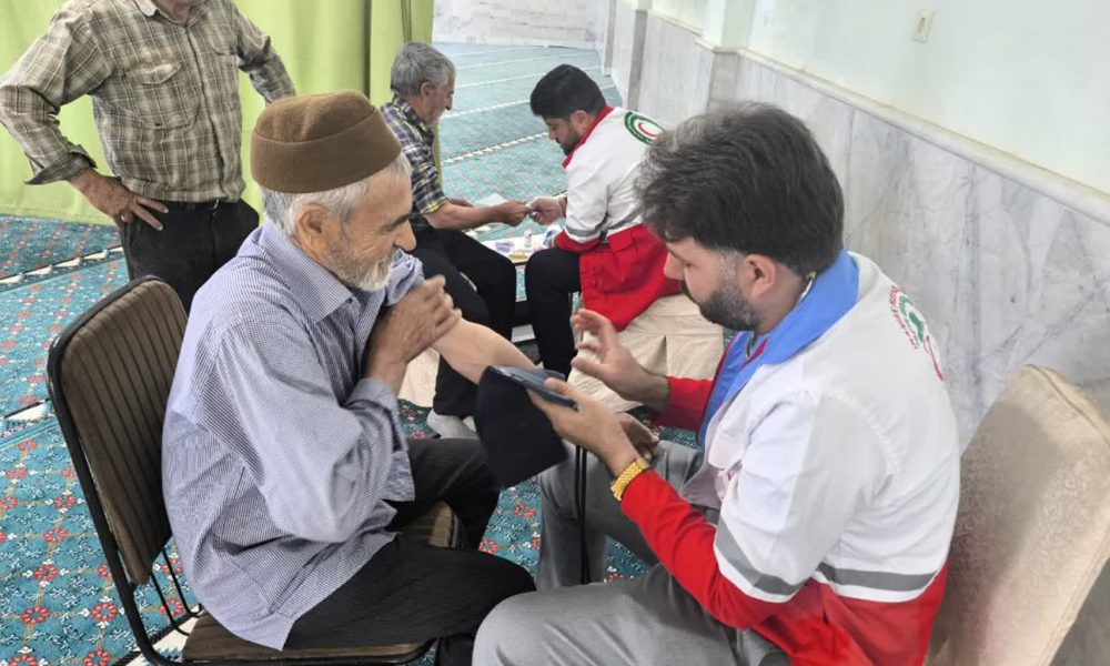 توزیع ۱۰۰ بسته بهداشتی در چهارمین مرحله طرح هلال احمر جوین در محلات کمبرخوردار انجام شد