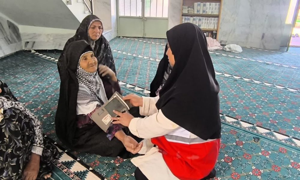 توزیع ۱۰۰ بسته بهداشتی در چهارمین مرحله طرح هلال احمر جوین در محلات کمبرخوردار انجام شد