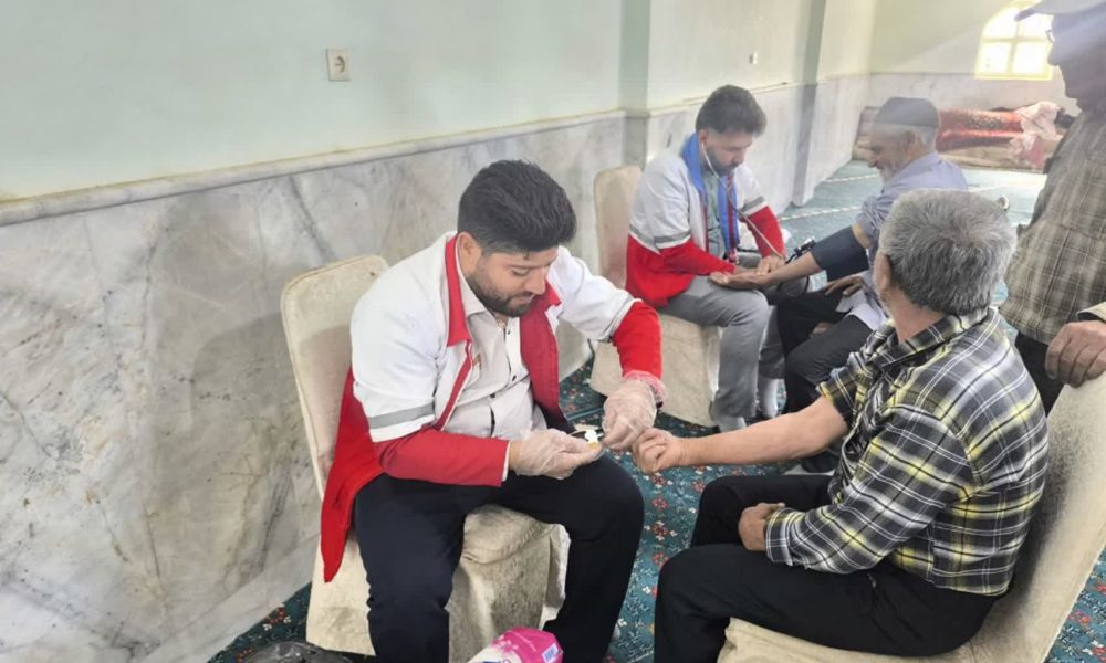 توزیع ۱۰۰ بسته بهداشتی در چهارمین مرحله طرح هلال احمر جوین در محلات کمبرخوردار انجام شد