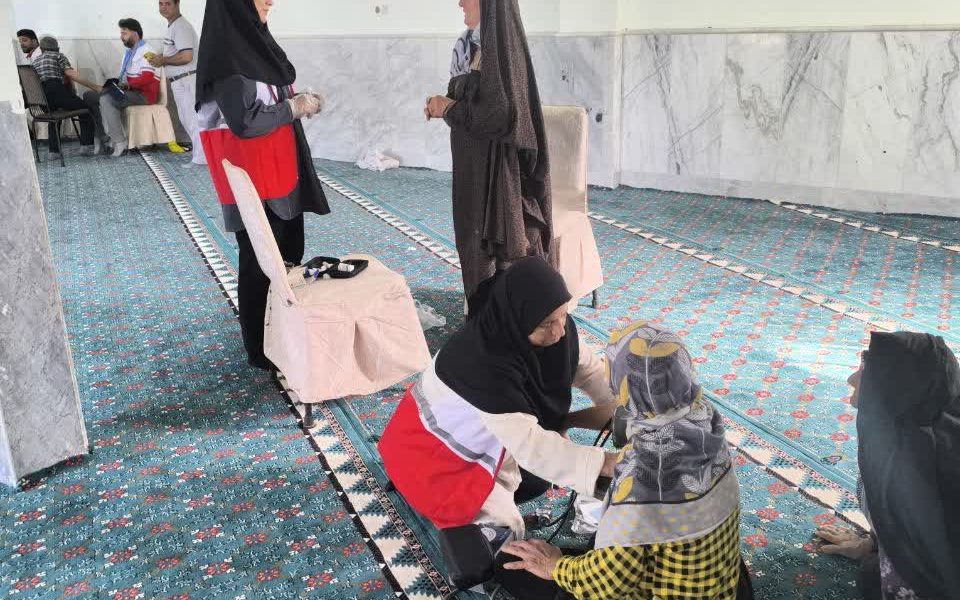 توزیع ۱۰۰ بسته بهداشتی در چهارمین مرحله طرح هلال احمر جوین در محلات کمبرخوردار انجام شد