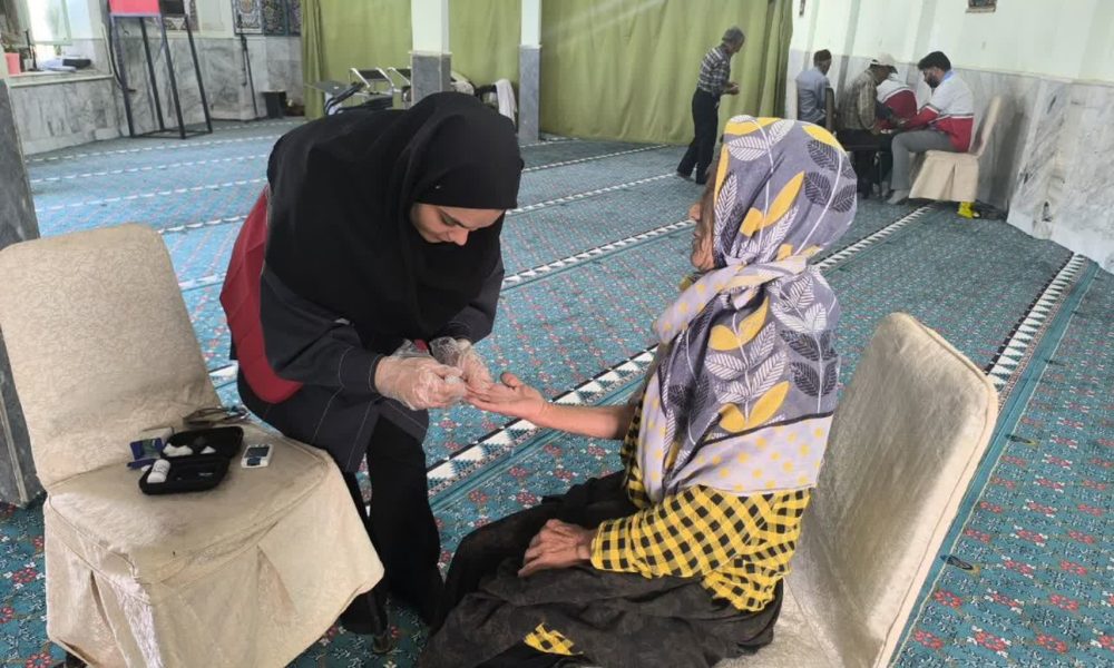 توزیع ۱۰۰ بسته بهداشتی در چهارمین مرحله طرح هلال احمر جوین در محلات کمبرخوردار انجام شد