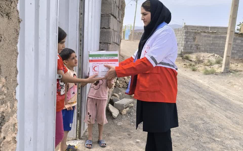 توزیع ۱۰۰ بسته بهداشتی در چهارمین مرحله طرح هلال احمر جوین در محلات کمبرخوردار انجام شد