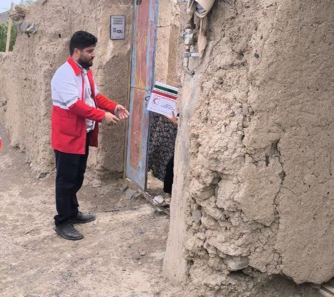 توزیع ۱۰۰ بسته بهداشتی در چهارمین مرحله طرح هلال احمر جوین در محلات کمبرخوردار انجام شد