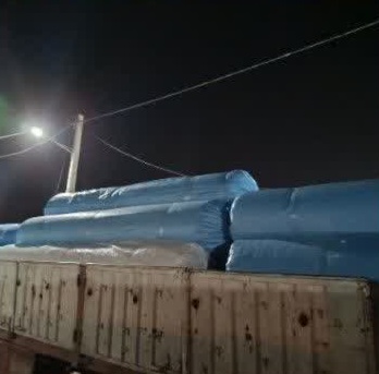 ورود رولهای چمن مصنوعی پروژه بزرگ ورزشی عطاملک جوینی به شهر نقاب