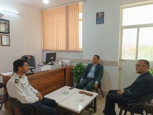 به گزارش روابط‌عمومی فرمانداری شهرستان جوین؛ علی‌اکبر آزادواری فرماندار شهرستان جوین در بازدیدی سرزده از مجموعه پلیس راهنمایی و رانندگی شهرستان، ضمن دیدار با جناب سرگرد خداشاهی و تقدیر و تشکر از زحمات شبانه‌روزی ایشان و کلیه عوامل و نیروهای خدوم و زحمتکش انتظامی، بر لزوم ارتقای کیفی خدمات‌رسانی و تسهیل امور شهروندان تأکید کرد.